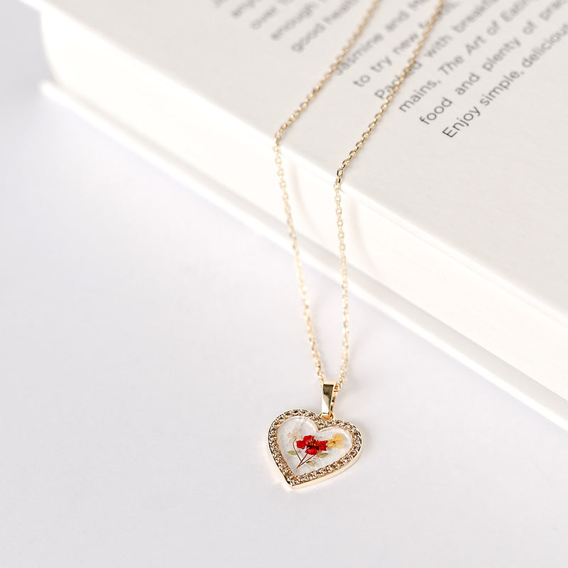 Noras Heart Necklace Gold